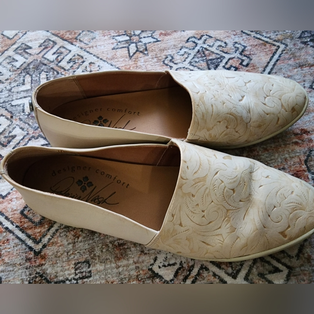 Patricia Nash genuine tooled leather cream flats size 11